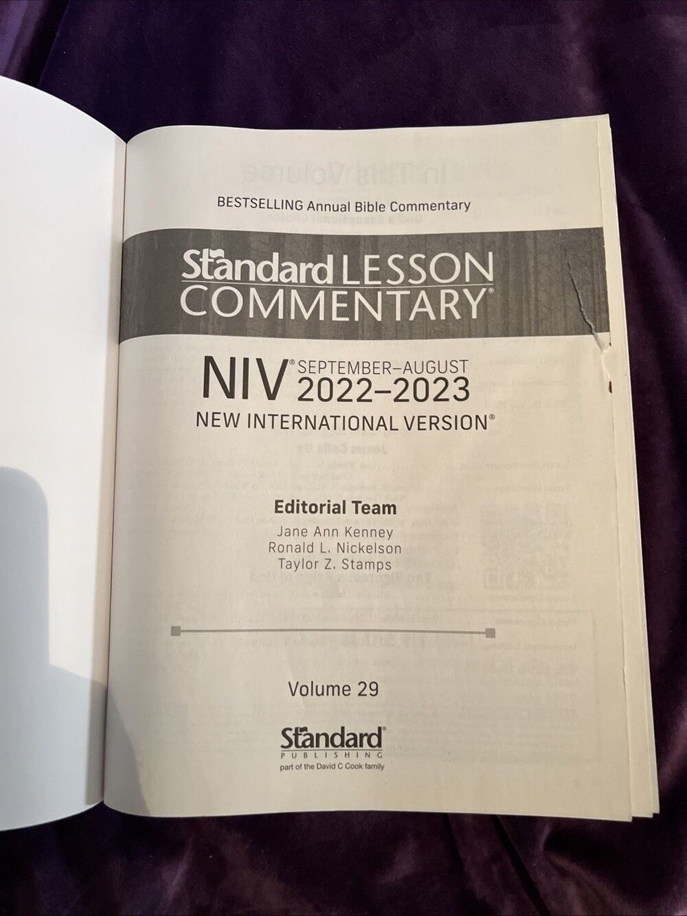 Standard Lesson Comm Ser.: NIV® Standard Lesson Commentary® Large Print Edition - Picture 3 of 10